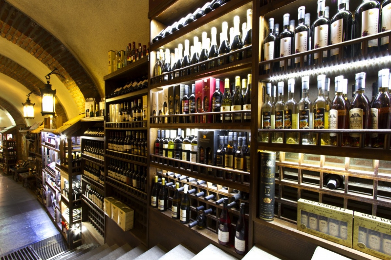vitrine-PIERLAS-min_world_street_travel_shop_canon_georgia_wine_bottles-429767